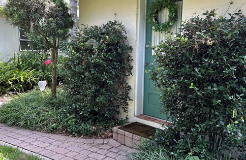 Mount Dora Cottage | Quaint Private Cottage in Residential Mount Dora - 1/2 mile from downtown