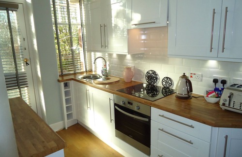 North Berwick Cottage | Quaint railway cottage close to beach and high street - 5* guest rated.