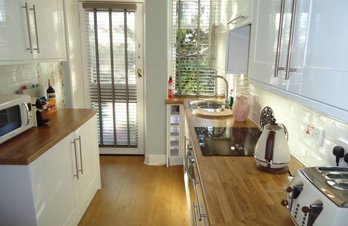 North Berwick Cottage | Quaint railway cottage close to beach and high street - 5* guest rated.