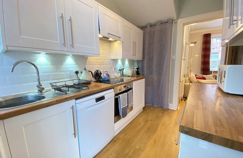 North Berwick Cottage | Quaint railway cottage close to beach and high street - 5* guest rated.