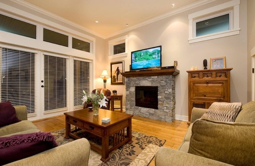 Regional District of Nanaimo Cottage | Qualicum Landing Private Beach Home