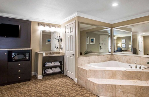 Downey Hotel | Quality Inn Downey