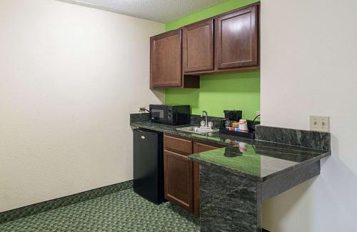 Harvey Hotel | Quality Inn & Suites near I-80 and I-294