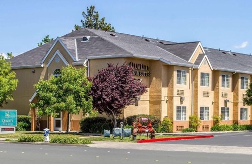 Santa Rosa Hotel | Quality Inn & Suites Santa Rosa