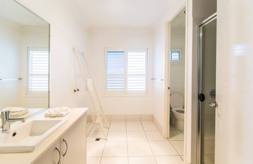 Biggera Waters House | Quay River Beach Hotel