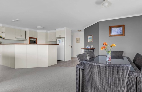 Merimbula Apartment | Quays 6 - Amazing Central Location With Views!