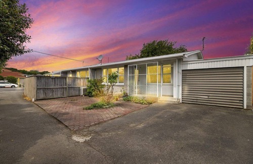 Riccarton House | Queen Size Bedroom Near Hagley Park sharing kitchen & Bathroom with host & guest