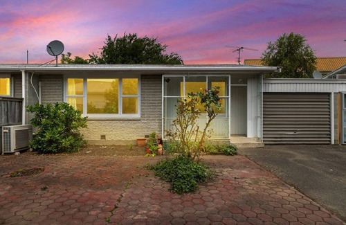 Riccarton House | Queen Size Bedroom Near Hagley Park sharing kitchen & Bathroom with host & guest