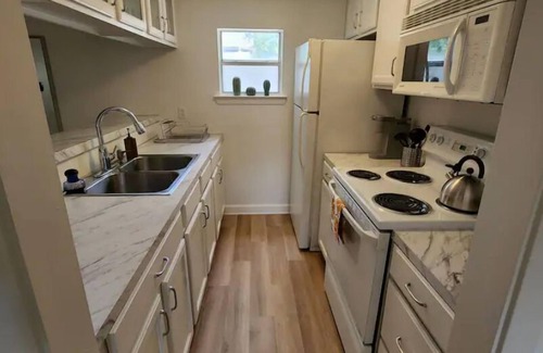 North Loop House | Quiet 1BR, full remote work setup, walkable area.nn