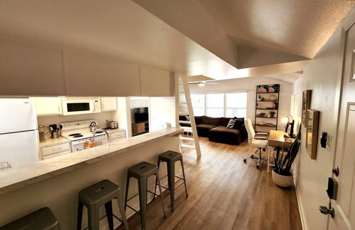 North Loop House | Quiet 1BR, full remote work setup, walkable area.nn