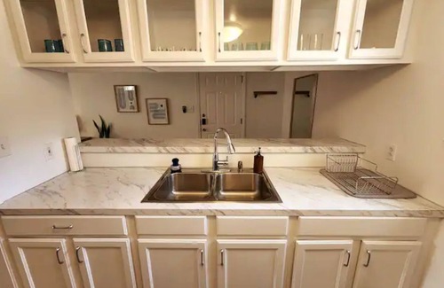 North Loop House | Quiet 1BR, full remote work setup, walkable area.nn