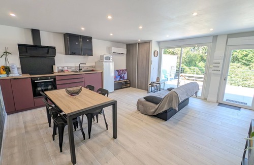 Castres Cabin | Quiet, 2 bedrooms, terrace, Garden Wifi, Connected TV, Air-conditioning.