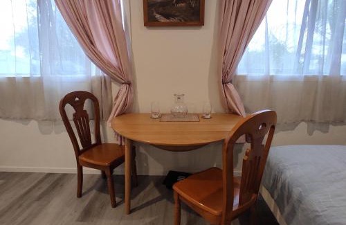 The Gardens Apartment | Quiet 40m Studio - Kitchen, Washer, AC, Work Desk