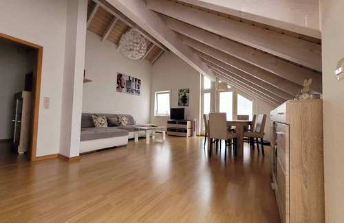 Hilzingen Apartment | Quiet and bright top floor apartment (68sqm) with balcony