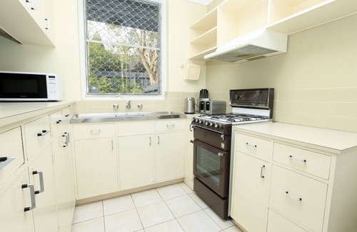 Hawthorn Apartment | Quiet and private spacious 1 bedroom apartment in prestigious Hawthorn street