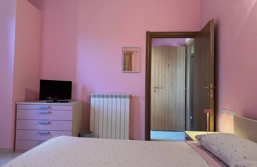 Ligo Bed & Breakfast | Quiet B&B with Pool & Mountain Views - Near Riviera Beaches