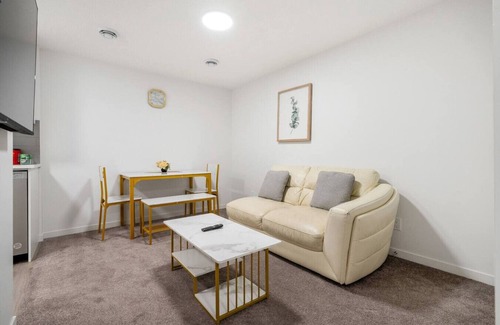 Southeast Calgary Condo | Quiet Basement 2BR Suite » 2 Queens » Netflix