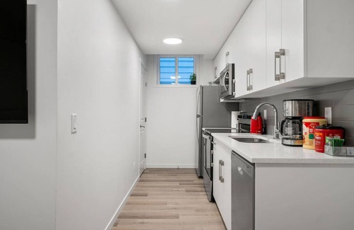 Southeast Calgary Condo | Quiet Basement 2BR Suite » 2 Queens » Netflix