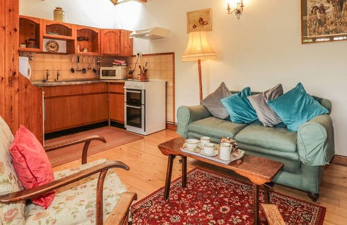 Templecombe Cottage | QUIET CORNER COTTAGE, family friendly, with open fire in Henstridge