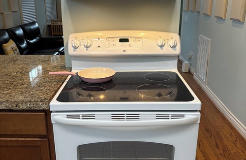 Galveston Cottage | Quiet Cottage 5 minutes to Beach or Strand, Fenced yard and off street parking.