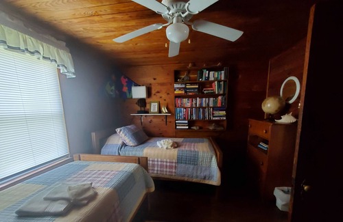 Edwardsville Cottage | Quiet Cottage on sandy beach of the Chesapeake Bay