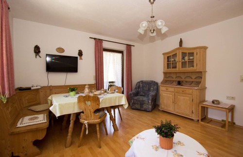 Weissbach an der Alpenstrasse Apartment | Quiet, centrally located apartment with sunny balcony