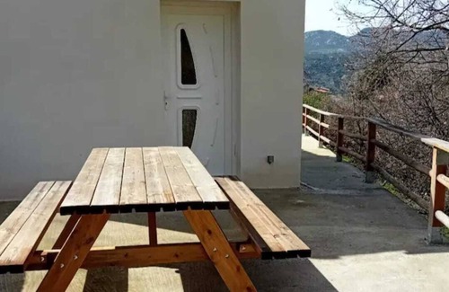 Nessa House | Quiet, detached house, sleeps 3 or 4 if baby, pets welcome