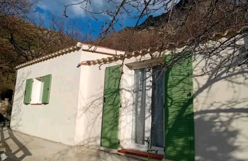 Nessa House | Quiet, detached house, sleeps 3 or 4 if baby, pets welcome