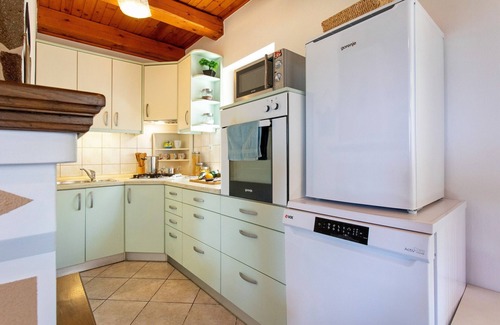 Domzale House | Quiet family house Butterfly place