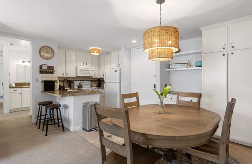 Townsite Condo | Quiet Garden View Unit in Oceanside Beachfront - NEW APPLIANCES, AC in Bedroom