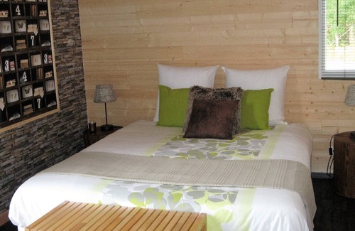 Goven Bed & Breakfast | Quiet guest room overlooking the Swin Golf course