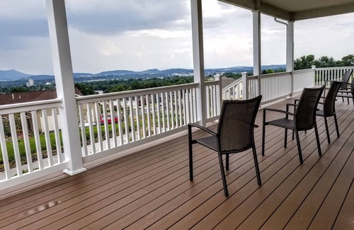 Harrisonburg House | Quiet Home in Harrisonburg with Spectacular Shenandoah Valley Views.