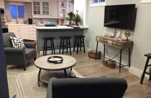 Town of Essex House | Quiet Lake View Firepit, Deck, BBQ, 3 Winery Walk