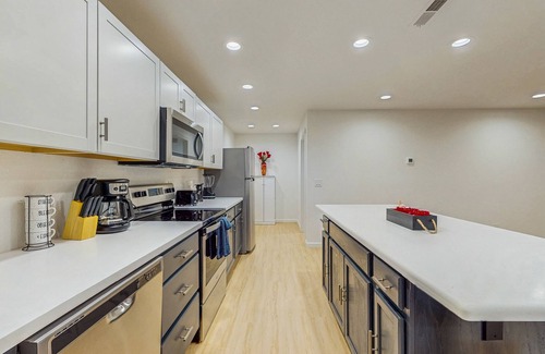 Franklin Apartment | Quiet mountainside apartment with great views, central air and private W/D