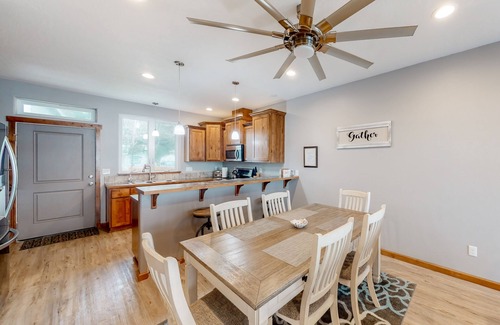 Coos Bay House | Quiet, newly built, bayfront beauty with marvelous sunset views & jetted tub