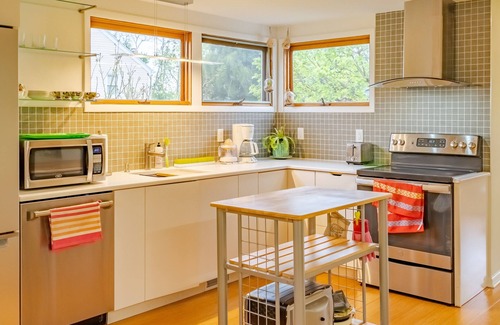 River Edge Apartment | Quiet place with easy access to high energy. NYC within 30 mins.