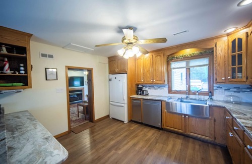 Achilles House | Quiet Riverfront House with Private Sandy Beach. Close to Colonial Williamsburg.