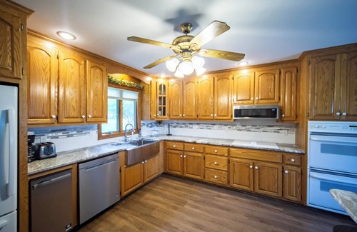 Achilles House | Quiet Riverfront House with Private Sandy Beach. Close to Colonial Williamsburg.