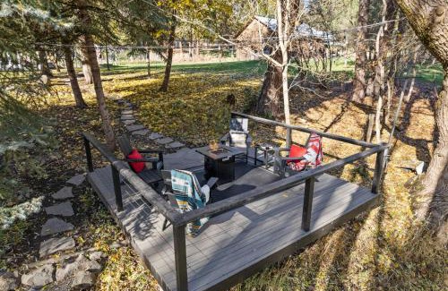 Colbert House | Quiet Waterfront Cottage on the Little Spokane River