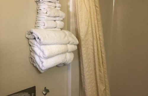 Wauksaukee Hotel | Quik Stop and Motel