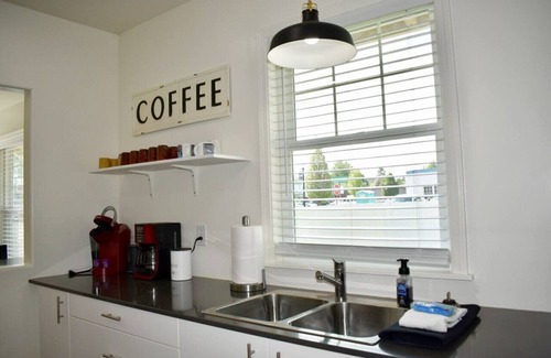 Baker City Apartment | Quinn`s Cottage, Downtown! Cozy Downtown Home! Sleeps 6, Local Golfing 50% Off!