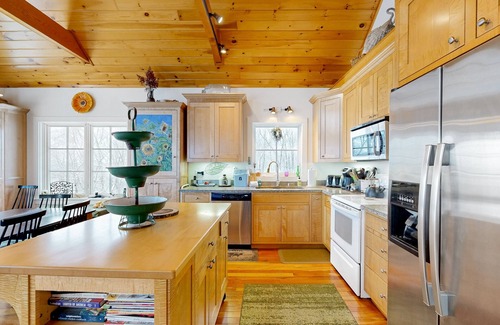 Warren House | Quintessential wilderness retreat with mtn views & kayaks - dog-friendly