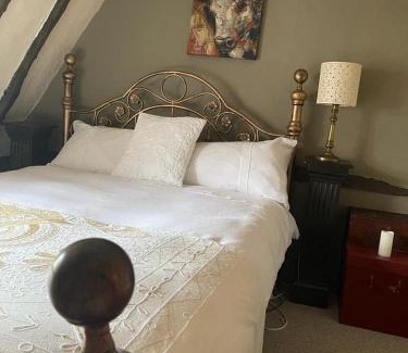 Huntingdon House | Quirky 18th Century Thatched Cottage