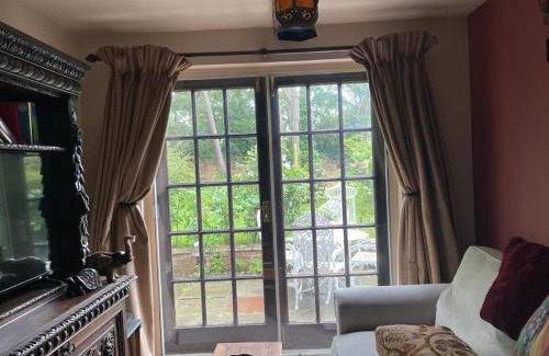 Huntingdon House | Quirky 18th Century Thatched Cottage