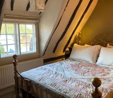 Huntingdon House | Quirky 18th Century Thatched Cottage