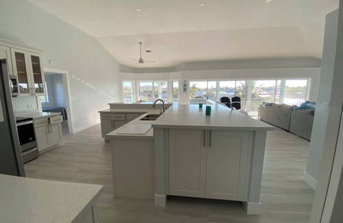 Fort Myers Shores House | Raised home right on the Caloosahatchee River. Come enjoy the water and weather