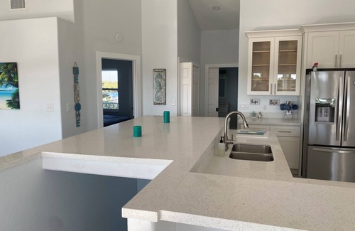 Fort Myers Shores House | Raised home right on the Caloosahatchee River. Come enjoy the water and weather