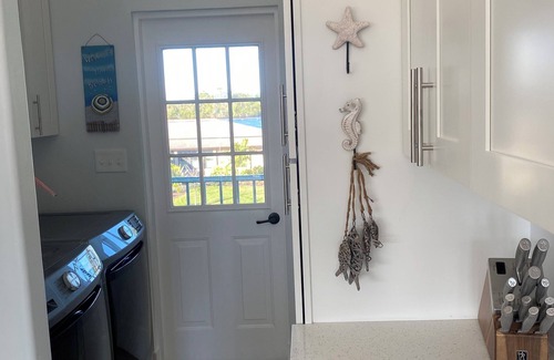 Fort Myers Shores House | Raised home right on the Caloosahatchee River. Come enjoy the water and weather