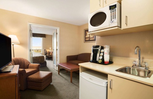 Clairmont Hotel | Ramada by Wyndham Clairmont/Grande Prairie
