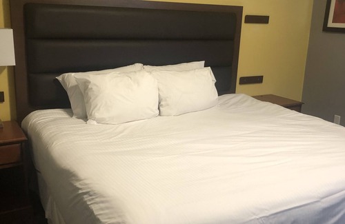 Georgina Hotel | Ramada by Wyndham Jacksons Point